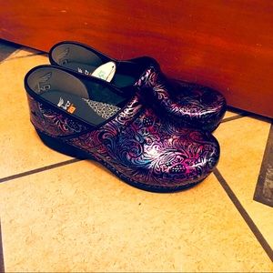 Dansko Professional Clogs: 1 pair size 9-9.5